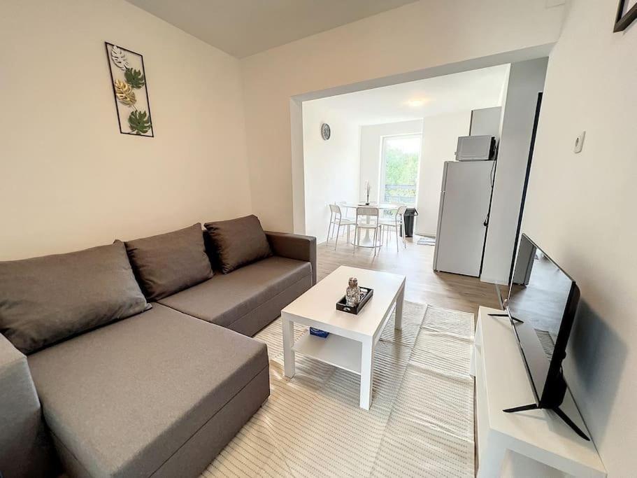 Station 173 C Bruxelles-Charleroi-Airport Apartman Kültér fotó